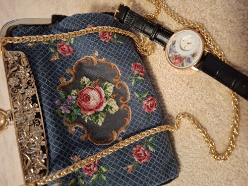 Miniaturní vyšívání přes lupu Petit point